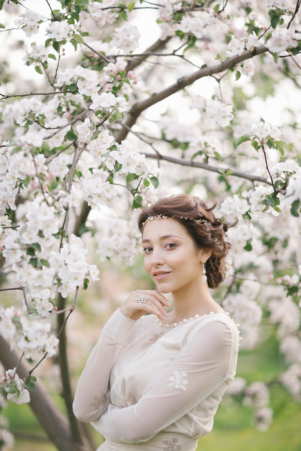 Невеста на фоне цветущей яблони