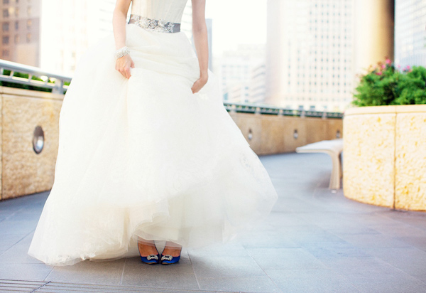 Фотосессия на свадьбе - туфли невесты