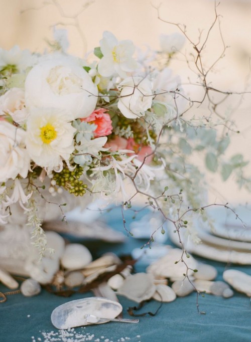 Ваза с цветами в декоре свадебного стола