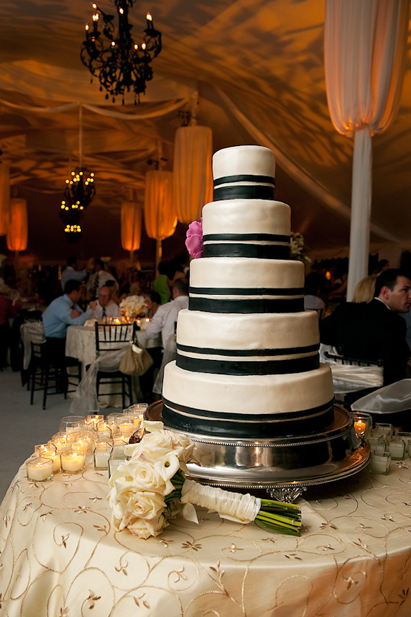 Свадебный торт с лаконичным оформлением