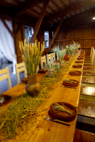 Оформление свадебного стола на эко-ферме. Глиняная посуда, травы и колосья, длинные деревянные столы и солома... Все подчеркнуло концепцию "фермерской" свадьбы!