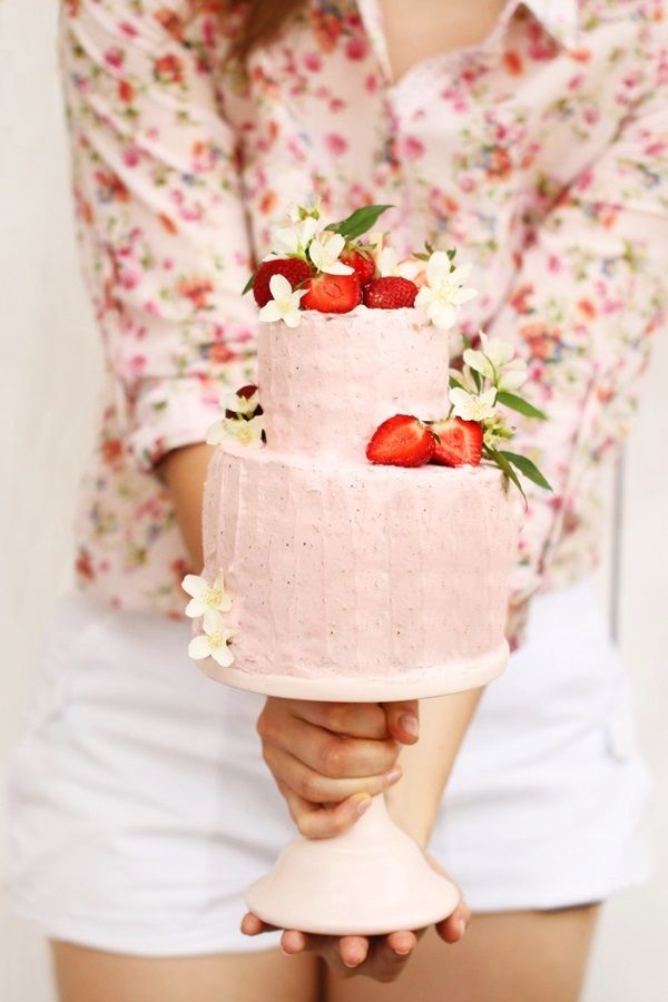 Свадебный торт, украшенный ягодами