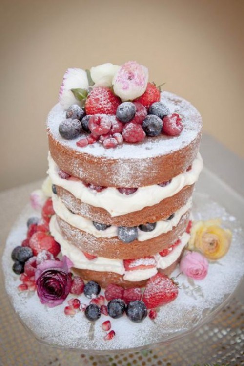 Бисквитный торт, украшенный ягодами и цветами
