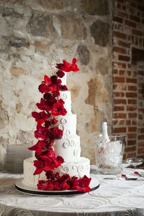 Свадебный торт элегантно украшенный цветами